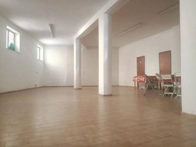 Locale Commerciale in vendita a Puglia, Bari