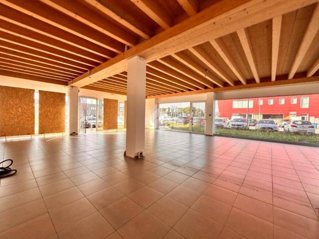 Locale Commerciale in vendita a Bolgare, Lombardia