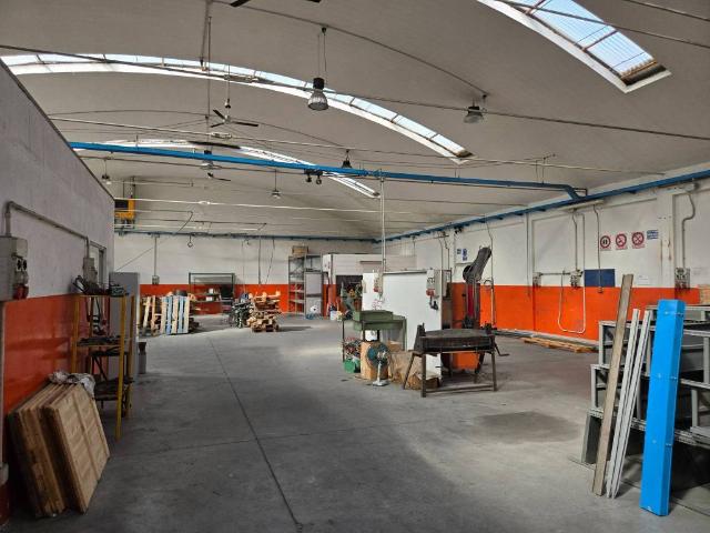 Locale Commerciale in vendita a Bollate, Lombardia