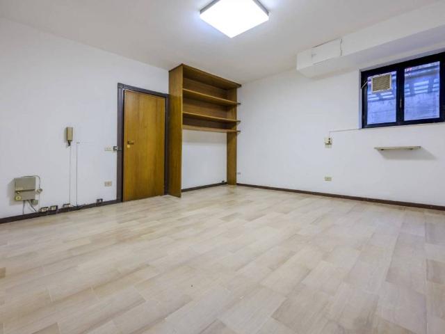 Locale Commerciale in vendita a Ospiate, Bollate