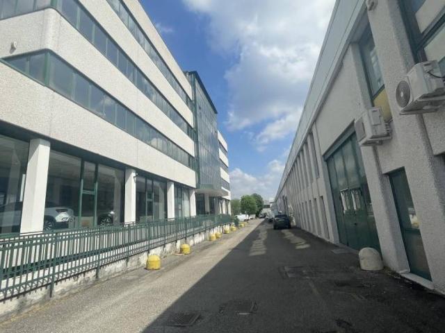 Locale Commerciale in vendita a Ospiate, Bollate