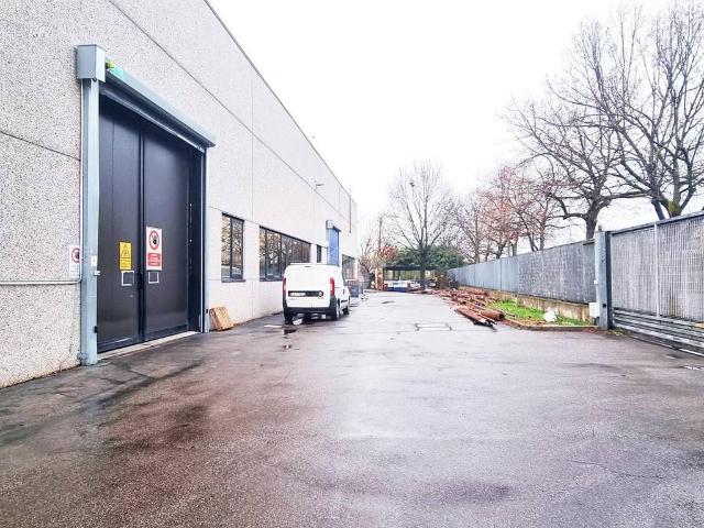 Locale Commerciale in vendita a San Donato-San Vitale, Bologna