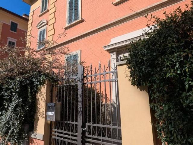 Locale Commerciale in vendita a Porto-Saragozza, Bologna