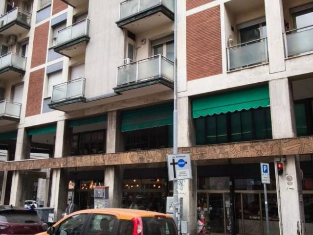 Locale Commerciale in vendita a Porto-Saragozza, Bologna