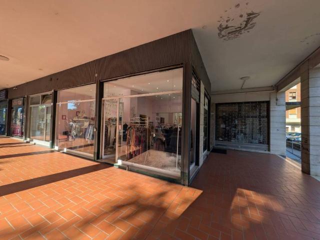 Locale Commerciale in vendita a Casteldebole, Bologna