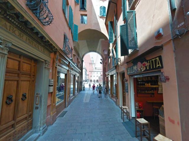 Locale Commerciale in vendita a Santo Stefano, Bologna