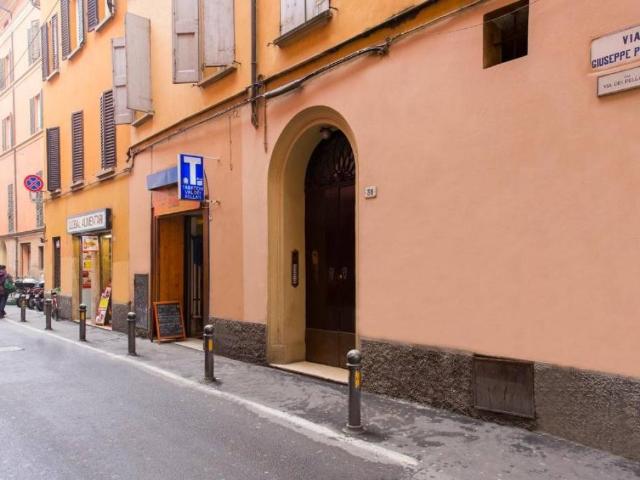 Locale Commerciale in vendita a Santo Stefano, Bologna