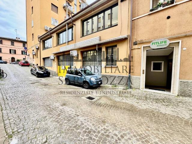 Locale Commerciale in vendita a Porto-Saragozza, Bologna