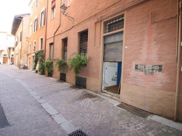 Locale Commerciale in vendita a Santo Stefano, Bologna
