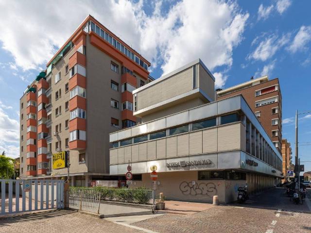 Locale Commerciale in vendita a Santo Stefano, Bologna