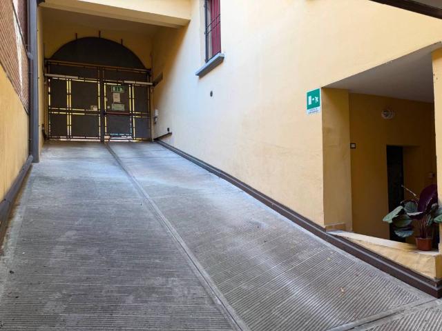 Locale Commerciale in vendita a Porto-Saragozza, Bologna