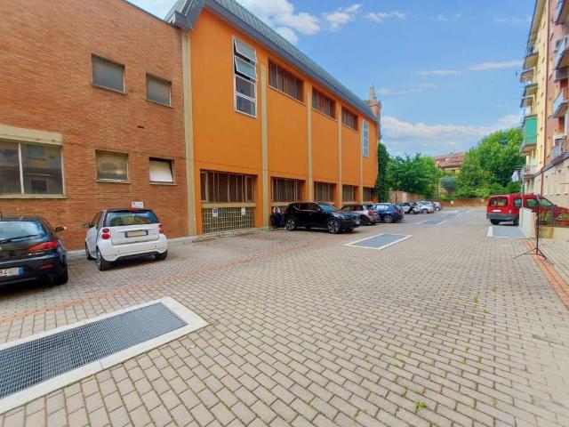 Locale Commerciale in vendita a Porto-Saragozza, Bologna