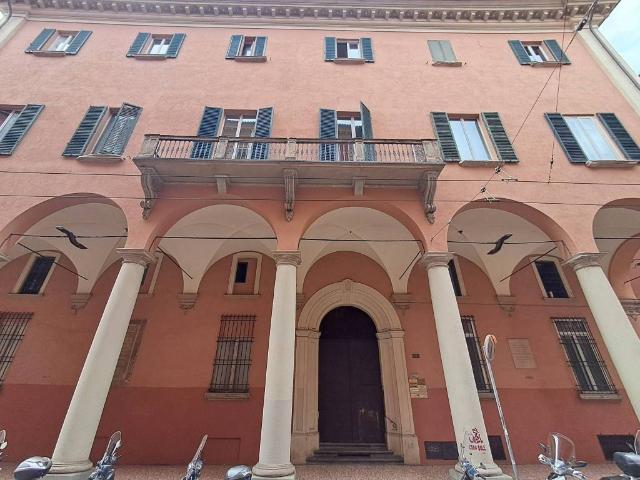 Locale Commerciale in vendita a Santo Stefano, Bologna