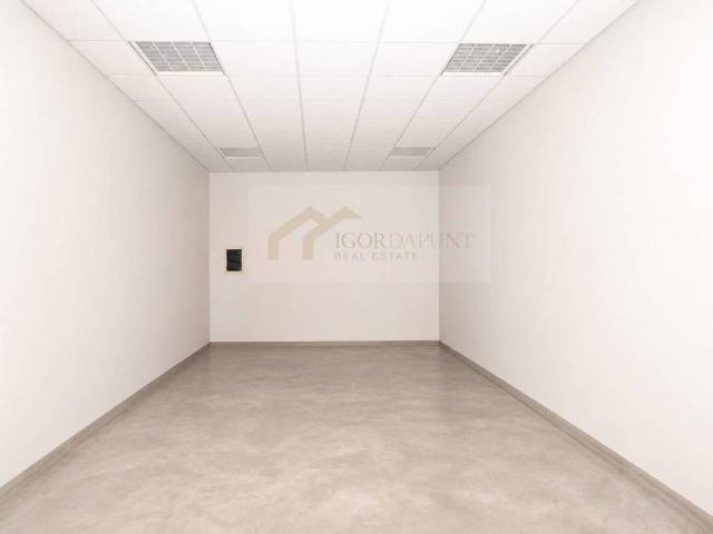 Locale Commerciale in vendita a Oltrisarco-Aslago - Oberau-Haslach, Bolzano - Bozen