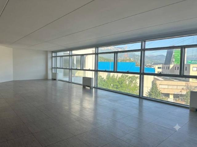 Locale Commerciale in vendita a Oltrisarco-Aslago - Oberau-Haslach, Bolzano - Bozen