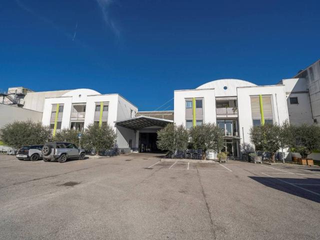 Locale Commerciale in vendita a Oltrisarco-Aslago - Oberau-Haslach, Bolzano - Bozen