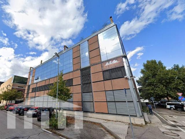 Locale Commerciale in vendita a Oltrisarco-Aslago - Oberau-Haslach, Bolzano - Bozen