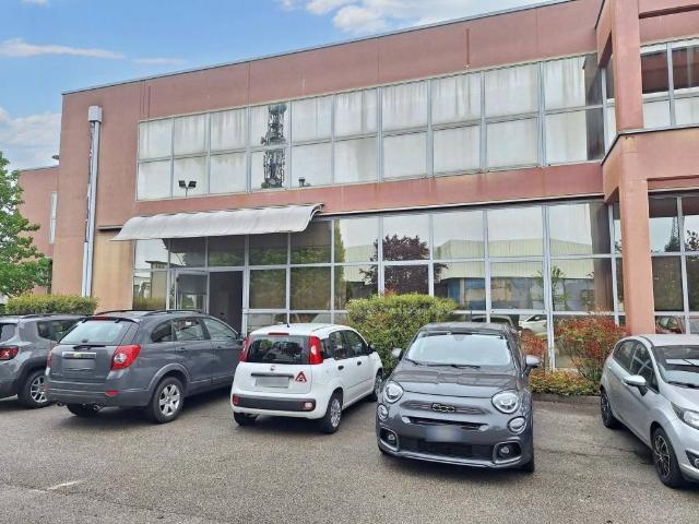 Locale Commerciale in vendita a Bolzano Vicentino, Veneto