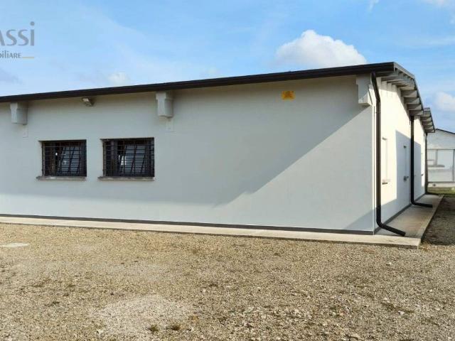 Locale Commerciale in vendita a Unione Alto Ferrarese, Bondeno
