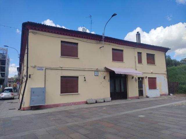 Locale Commerciale in vendita a Unione Alto Ferrarese, Bondeno