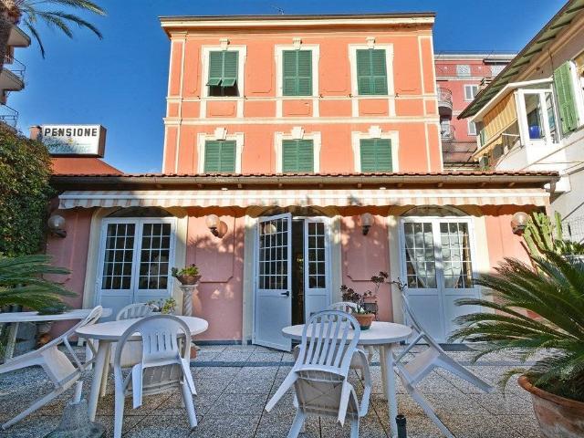 Locale Commerciale in vendita a Bordighera, Liguria