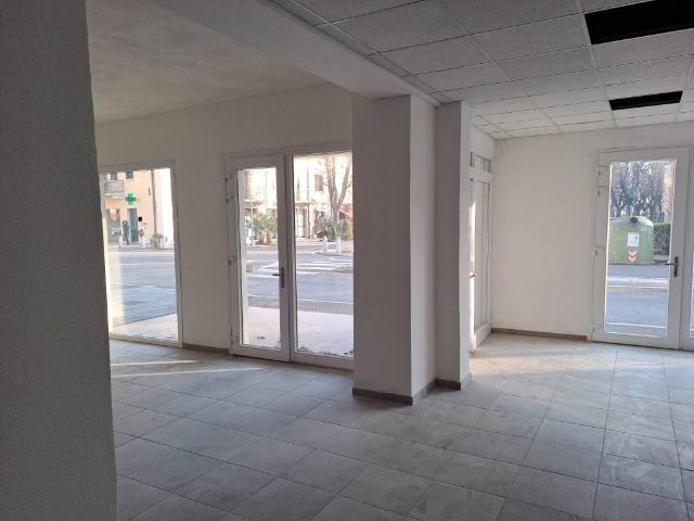 Locale Commerciale in vendita a Bassa Reggiana, Re