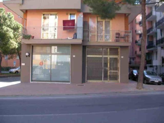 Locale Commerciale in affitto a Borghetto Santo Spirito, Liguria