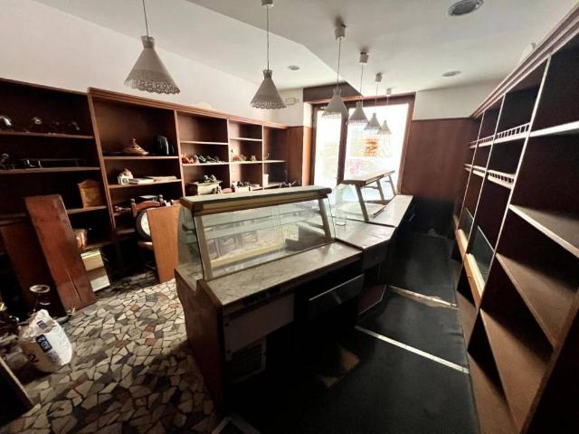 Locale Commerciale in vendita a Unione dei comuni Media Valle del Serchio, Borgo A Mozzano