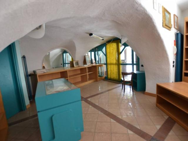 Locale Commerciale in vendita a Comunità della Val di Non, Fondo
