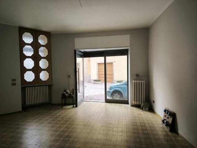 Locale Commerciale in vendita a Borgo Di Terzo, Lombardia
