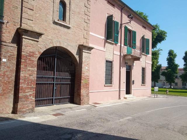 Locale Commerciale in vendita a Borgo Mantovano, Revere