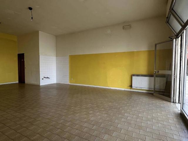 Locale Commerciale in vendita a Borgo Mantovano, Villa Poma
