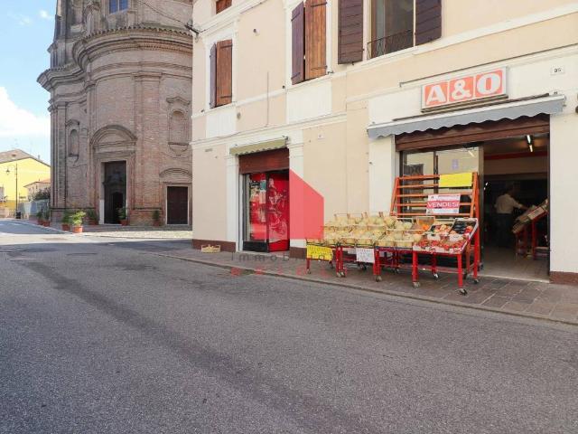 Locale Commerciale in vendita a Borgo Mantovano, Revere