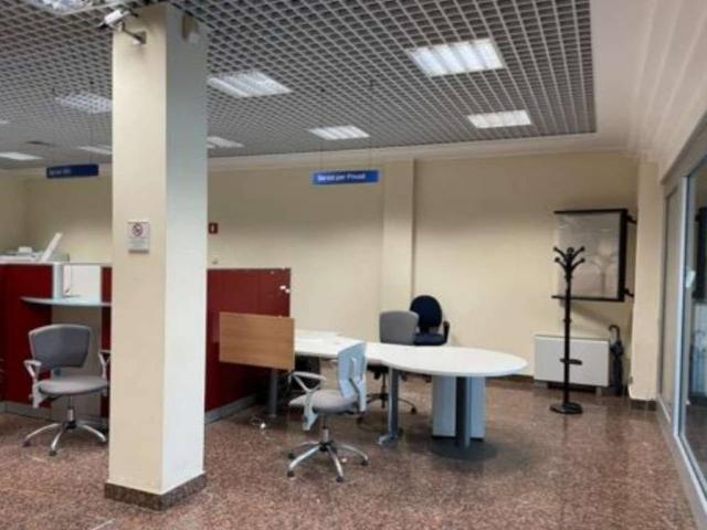 Locale Commerciale in vendita a Villa Poma