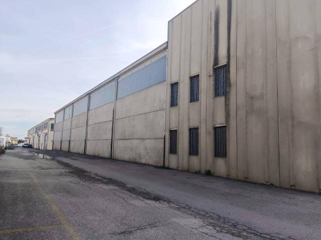 Locale Commerciale in vendita a Borgo San Dalmazzo, Cuneo