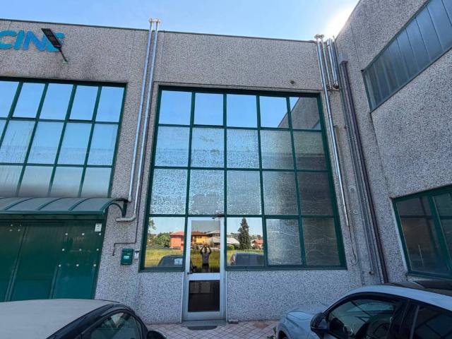 Locale Commerciale in vendita a Piemonte, Novara