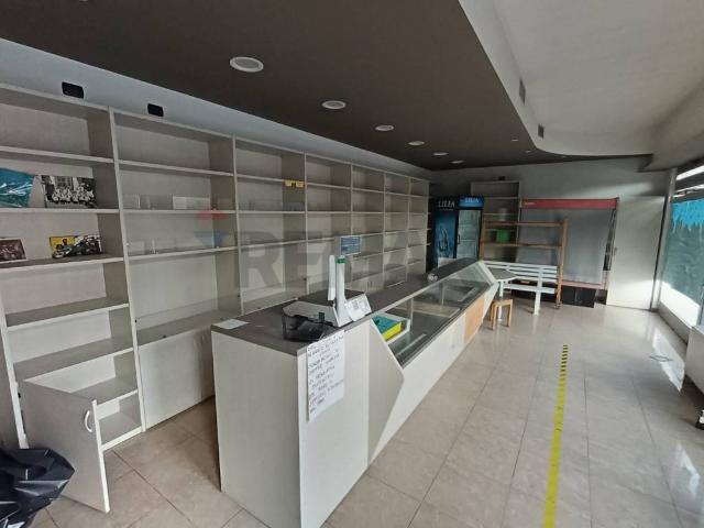 Locale Commerciale in vendita a Borgo Valbelluna, Villa Di Villa