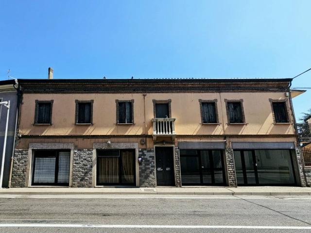 Locale Commerciale in vendita a Borgo Veneto, Saletto