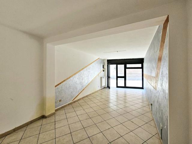 Locale Commerciale in vendita a Borgo Veneto, Saletto
