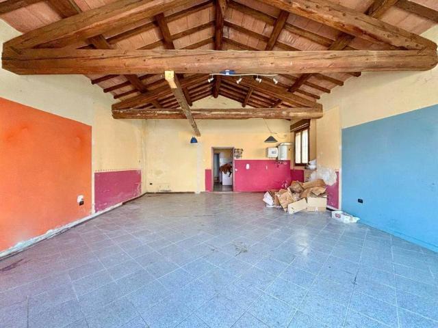 Locale Commerciale in vendita a Borgo Virgilio, Romanore