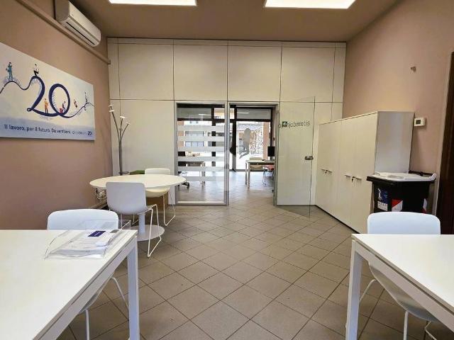 Locale Commerciale in vendita a Borgo Virgilio, Cerese