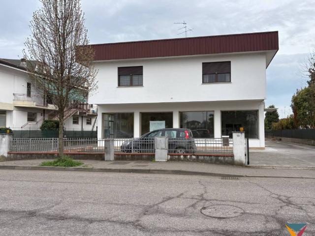 Locale Commerciale in vendita a Borgo Virgilio, Cerese