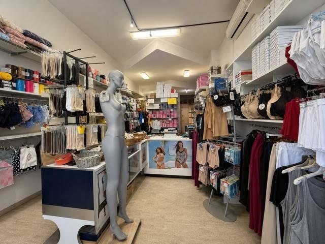 Locale Commerciale in vendita a Borgo Virgilio, Cerese