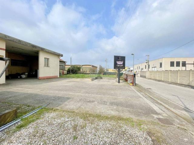 Locale Commerciale in vendita a Borgo Virgilio, Cerese