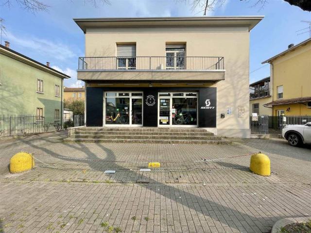 Locale Commerciale in vendita a Borgo Virgilio, Cerese