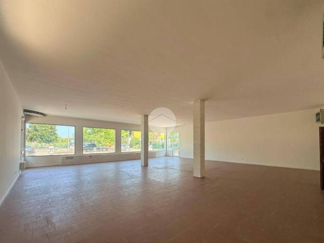 Locale Commerciale in vendita a Borgo Virgilio, Cerese