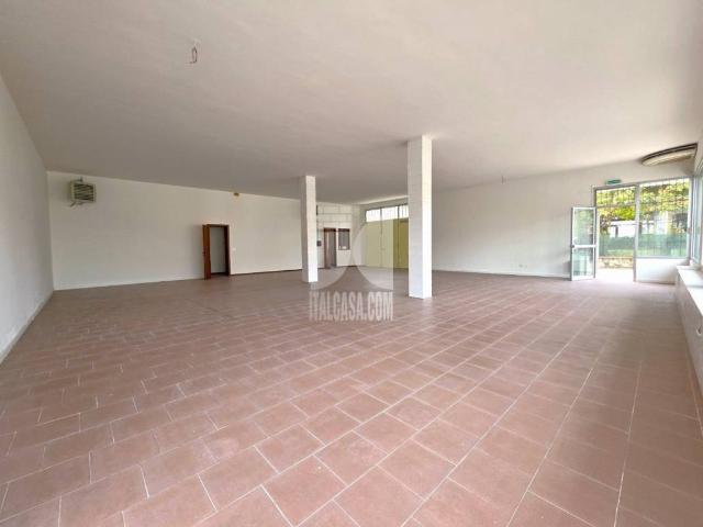 Locale Commerciale in vendita a Borgo Virgilio, Cerese
