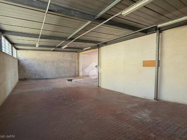 Locale Commerciale in vendita a Borgo Virgilio, Cerese