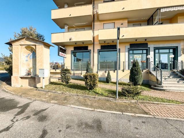 Locale Commerciale in vendita a Santa Croce di Borgomanero, Piemonte