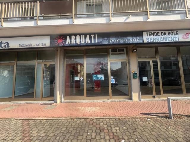 Locale Commerciale in vendita a Piemonte, Novara